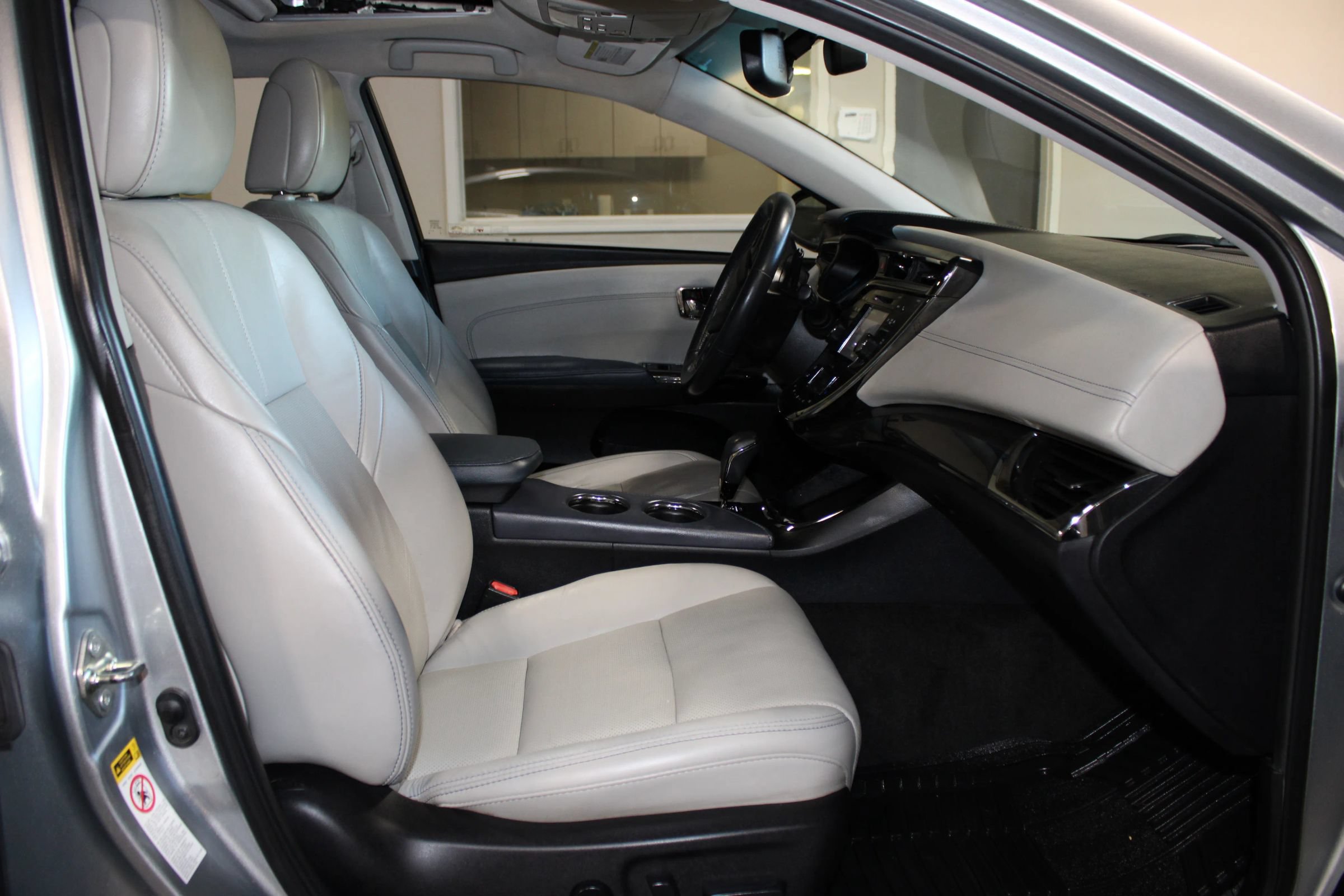 Used 2015 Toyota Avalon Limited w/ Technology Package FWD image 33