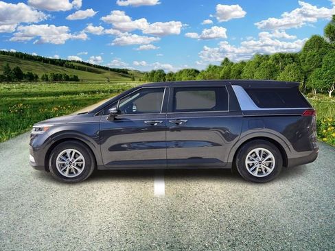 Used 2022 Kia Carnival LX image 3