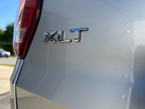Used 2017 Ford Explorer XLT w/ Equipment Group 202A AWD/4WD image 13