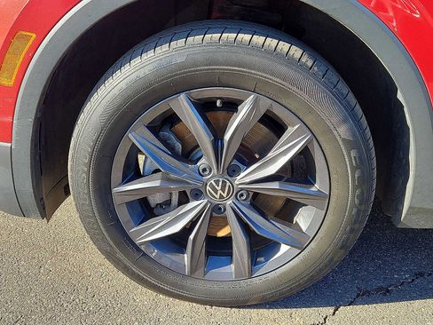 Used 2022 Volkswagen Tiguan SE w/ Panoramic Sunroof Package image 27