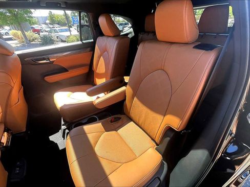 Used 2025 Toyota Highlander Platinum image 20