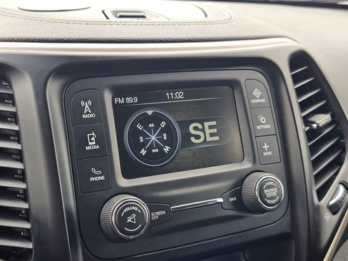 Used 2018 Jeep Cherokee Latitude w/ Altitude Package image 18