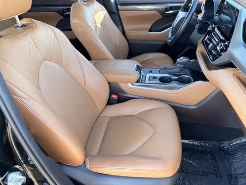 Used 2020 Toyota Highlander Platinum FWD image 19