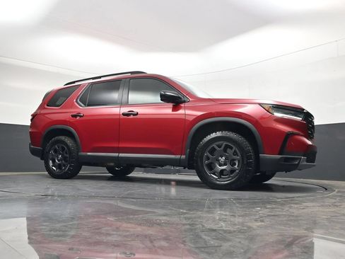 Certified 2025 Honda Pilot TrailSport image 39