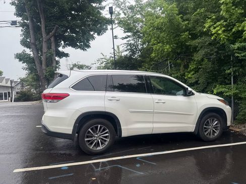 Used 2017 Toyota Highlander XLE FWD image 4
