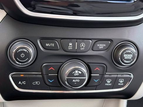 Certified 2022 Jeep Cherokee Limited AWD/4WD image 28