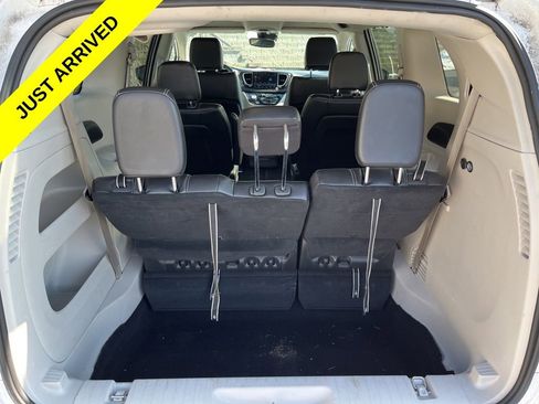 Used 2024 Chrysler Pacifica Touring-L image 10