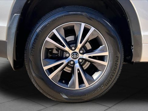 Used 2017 Toyota Highlander Plus FWD image 11