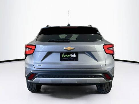 Used 2025 Chevrolet Trax LT w/ LT Convenience Package FWD image 7