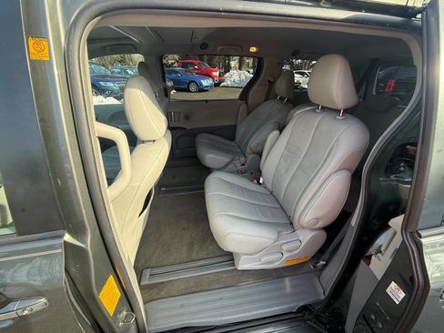 Used 2012 Toyota Sienna XLE image 15