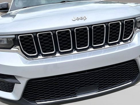 Used 2024 Jeep Grand Cherokee Laredo AWD/4WD image 32
