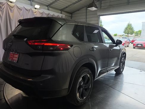 Used 2025 Nissan Rogue SV AWD/4WD image 3