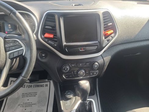 Used 2018 Jeep Cherokee Latitude Plus w/ Cold Weather Group AWD/4WD image 17