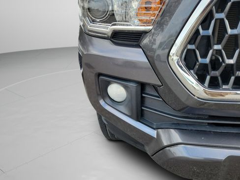 Used 2019 Toyota Tacoma TRD Sport image 12