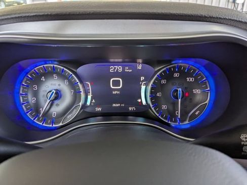 Used 2025 Chrysler Pacifica Limited FWD image 18