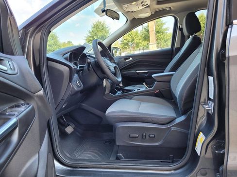 Used 2017 Ford Escape SE image 4