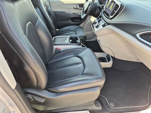 Used 2023 Chrysler Pacifica Touring-L FWD image 19