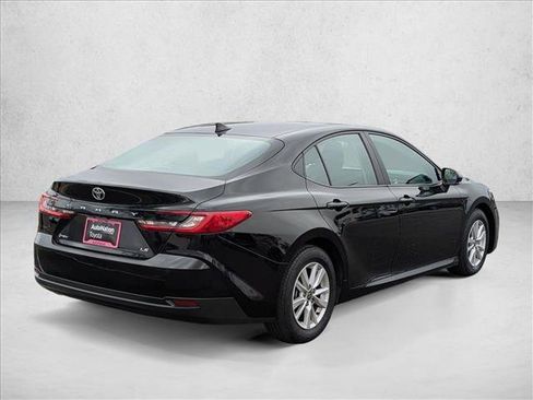 Used 2025 Toyota Camry LE image 5
