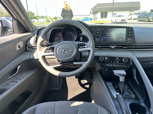 Used 2023 Hyundai Elantra SEL FWD image 11