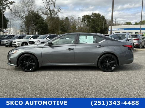Used 2022 Nissan Altima 2.5 SR w/ Midnight Edition Package image 2