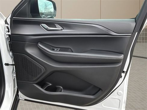 Certified 2025 Jeep Grand Cherokee Laredo X w/ Luxury Tech Group I image 37