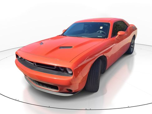 Used 2018 Dodge Challenger SXT image 2