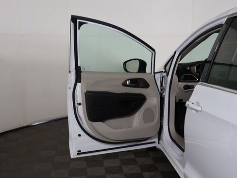 Used 2023 Chrysler Voyager LX FWD image 16