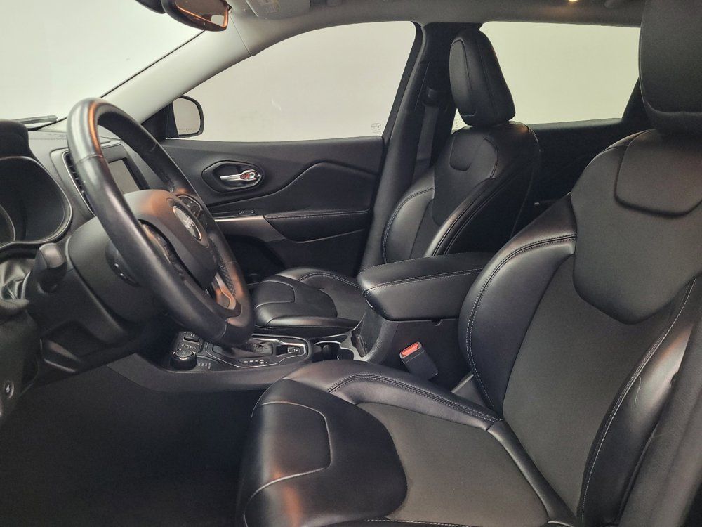 Used 2019 Jeep Cherokee Latitude Plus w/ Comfort/Convenience Group AWD/4WD image 17