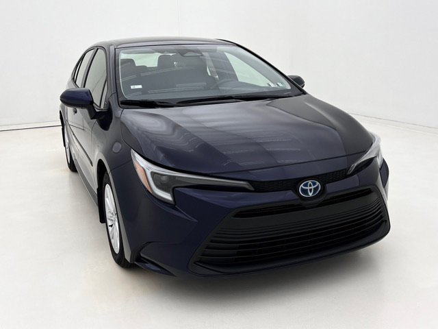 Used 2025 Toyota Corolla LE w/ LE Premium Package FWD image 3