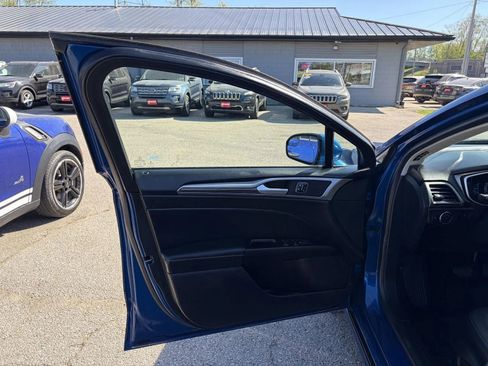 Used 2017 Ford Fusion SE w/ Fusion SE Technology Package FWD image 10