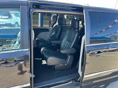 Used 2015 Chrysler Town & Country Touring FWD image 12