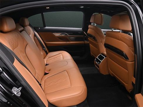 Used 2020 BMW 750i xDrive 750i xDrive w/ M Sport Package image 17