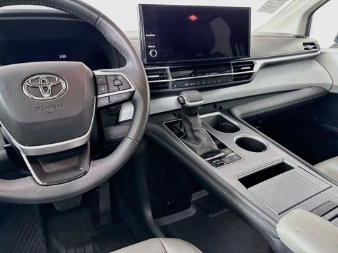 Certified 2025 Toyota Sienna XLE FWD image 33