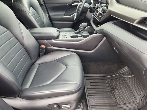Used 2023 Toyota Highlander XLE FWD image 17
