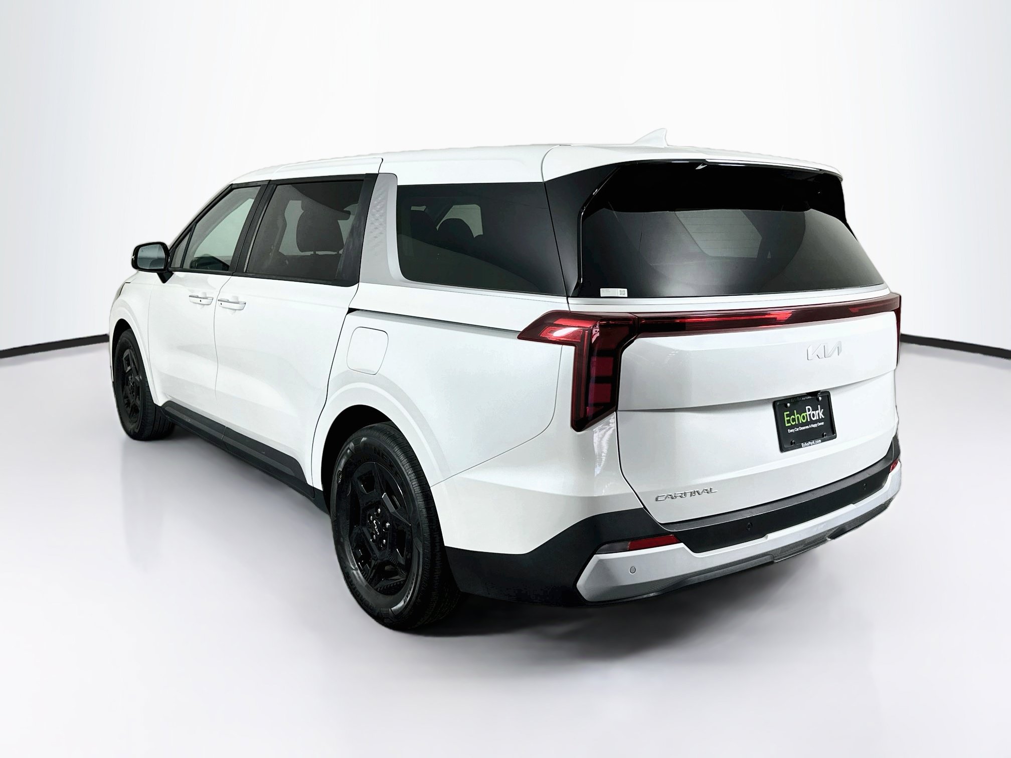 Used 2025 Kia Carnival FWD image 5