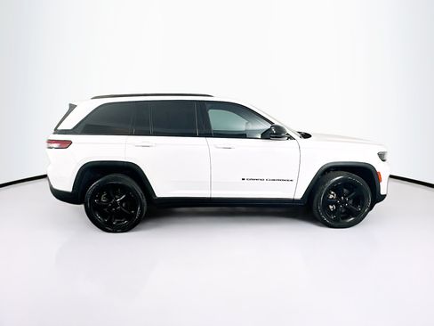 Used 2023 Jeep Grand Cherokee Altitude AWD/4WD image 10