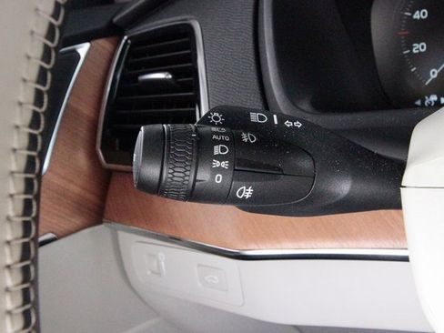 Certified 2022 Volvo XC90 T6 Momentum image 17