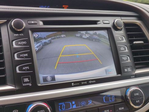 Used 2019 Toyota Highlander Limited Platinum FWD image 24