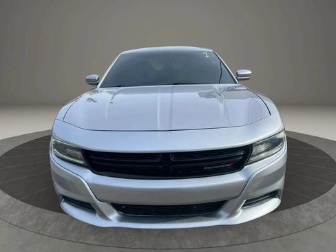 Used 2016 Dodge Charger SXT RWD image 2