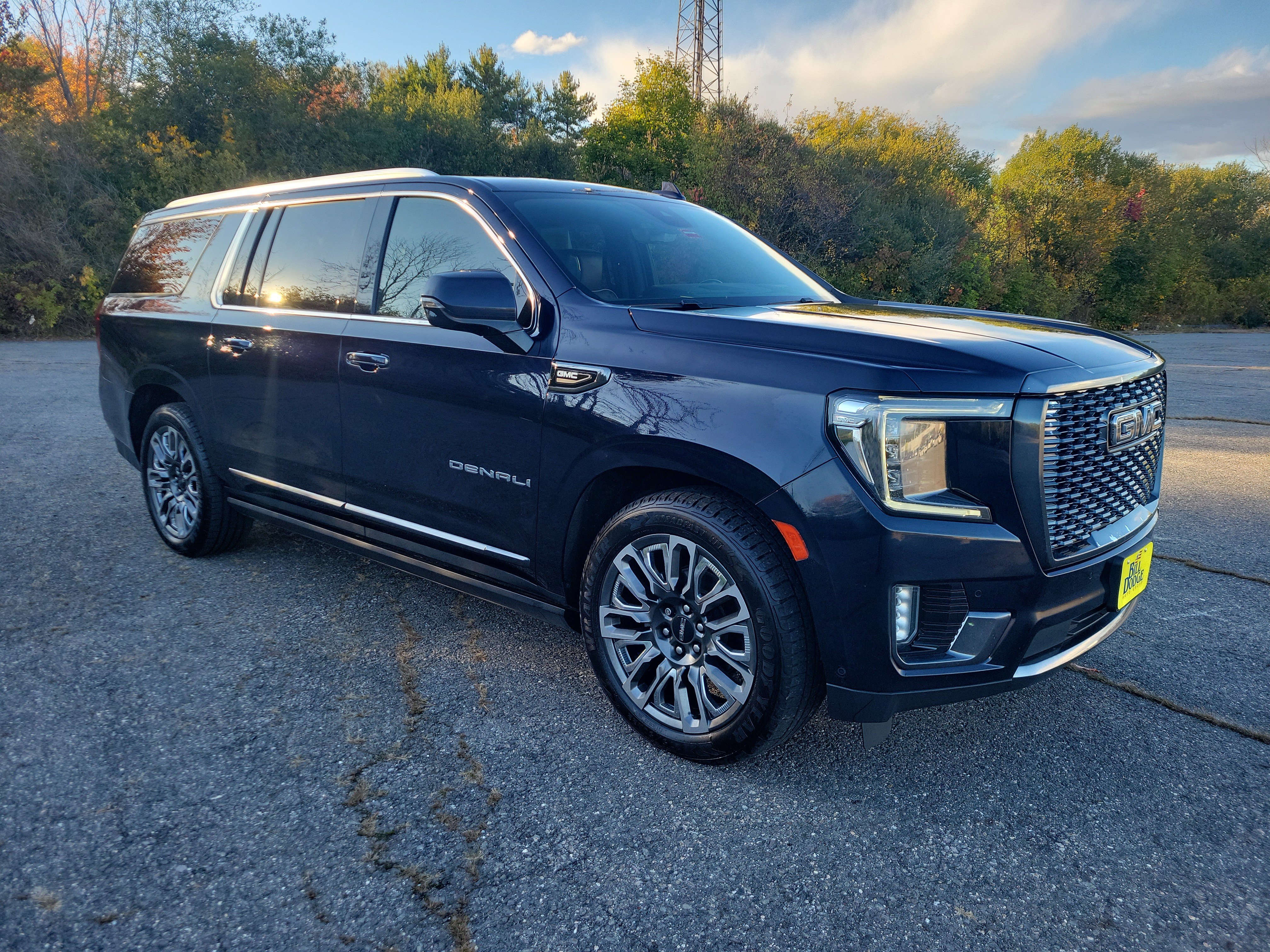 Used 2023 GMC Yukon XL Denali Ultimate AWD/4WD image 3