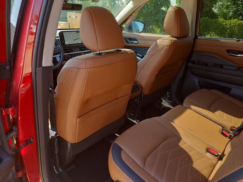 Certified 2025 Nissan Pathfinder Platinum w/ Cargo Package FWD image 10