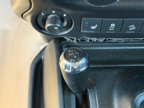 Used 2013 Jeep Wrangler Unlimited Sahara w/ Connectivity Group AWD/4WD image 30