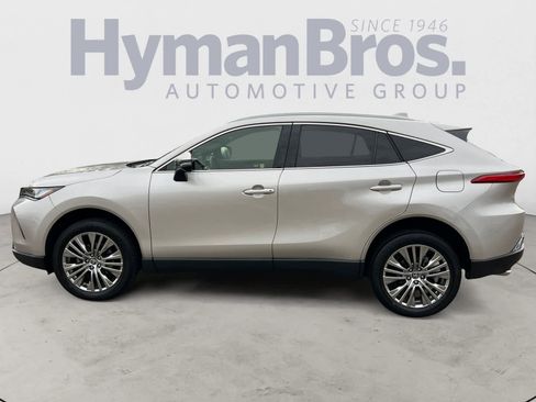 Used 2022 Toyota Venza XLE image 6