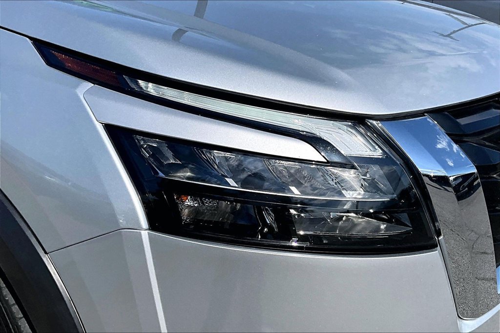 Used 2025 Nissan Pathfinder SV FWD image 38