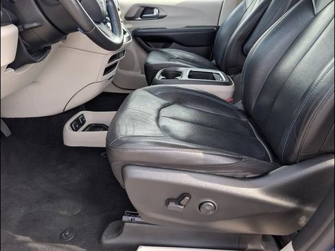 Used 2021 Chrysler Pacifica Touring-L w/ Premium & Safety Sphere Group FWD image 9
