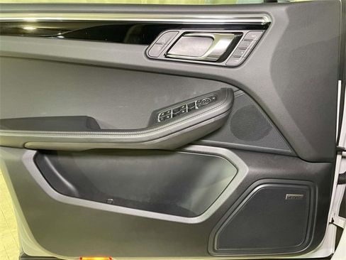 Used 2025 Porsche Macan image 38
