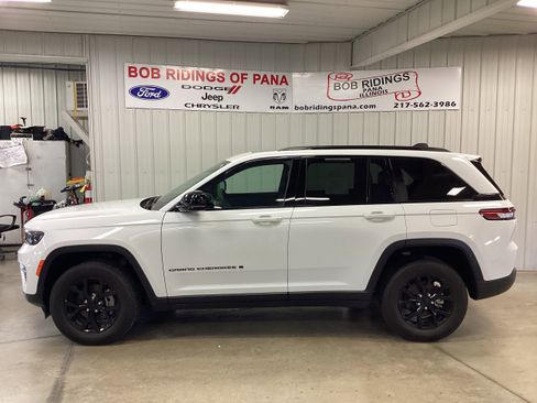 Used 2024 Jeep Grand Cherokee Altitude image 2