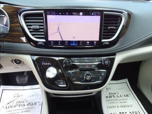 Used 2023 Chrysler Pacifica Limited image 22