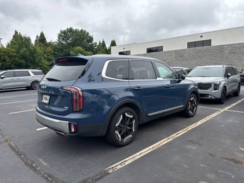 Used 2023 Kia Telluride EX w/ EX Captain's Chair Package AWD/4WD image 5