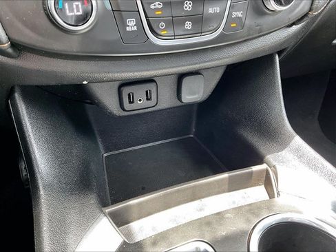 Used 2021 Chevrolet Traverse LT FWD image 26